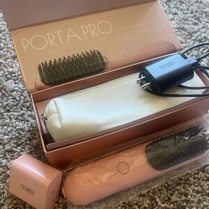 Miro Portable Hair straightening Brush in Pink- NEW